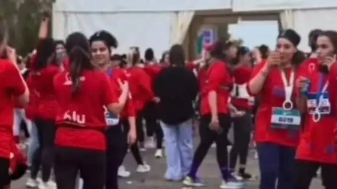 ارتباط ماراتن جنجالی کیش به یک بانک خصوصی؛ واکنش وزیر اقتصاد+ تصاویر