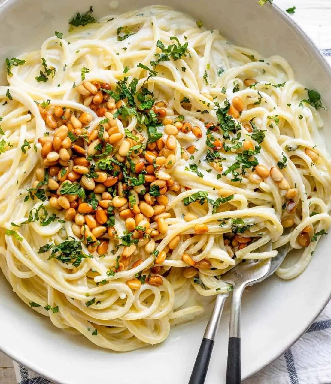 درست کردن اسپاگتی با سس ماست و دانه کاج