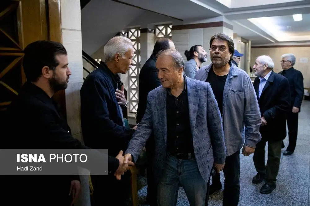 مراسم یادبود هادی مرزبان با حضور هنرمندان - از اکبر زنجانپور تا حامد کمیلی