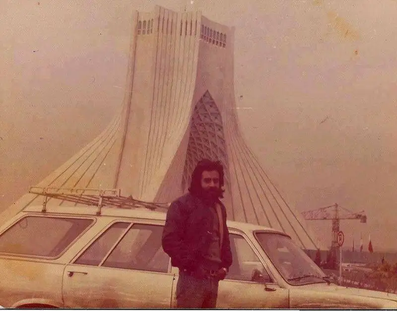 دهه 60؛ عکس خسرو شکیبایی در کنار میدان آزادی (+عکس)