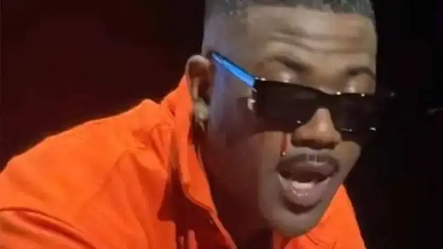 اجرای جالب یک خواننده رپ؛ جاری شدن خون از چشم ها و پچ روی سینه!