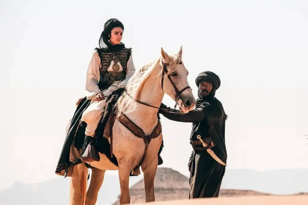 بن کینگزلی در نقش پادشاه ایرانی - صنعت سینمای عربستان چه خوابی برای امپراطوری ایران دیده است؟