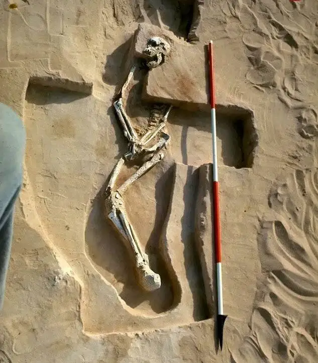 اسکلت 40 هزار ساله در کنار دریاچه باستانی - عکس