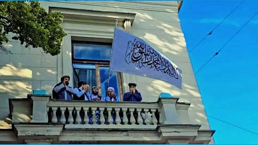 تصویر - پرچم امارت اسلامی رسماً در سفارت افغانستان در مسکو پایتخت روسیه بر افراشته شد