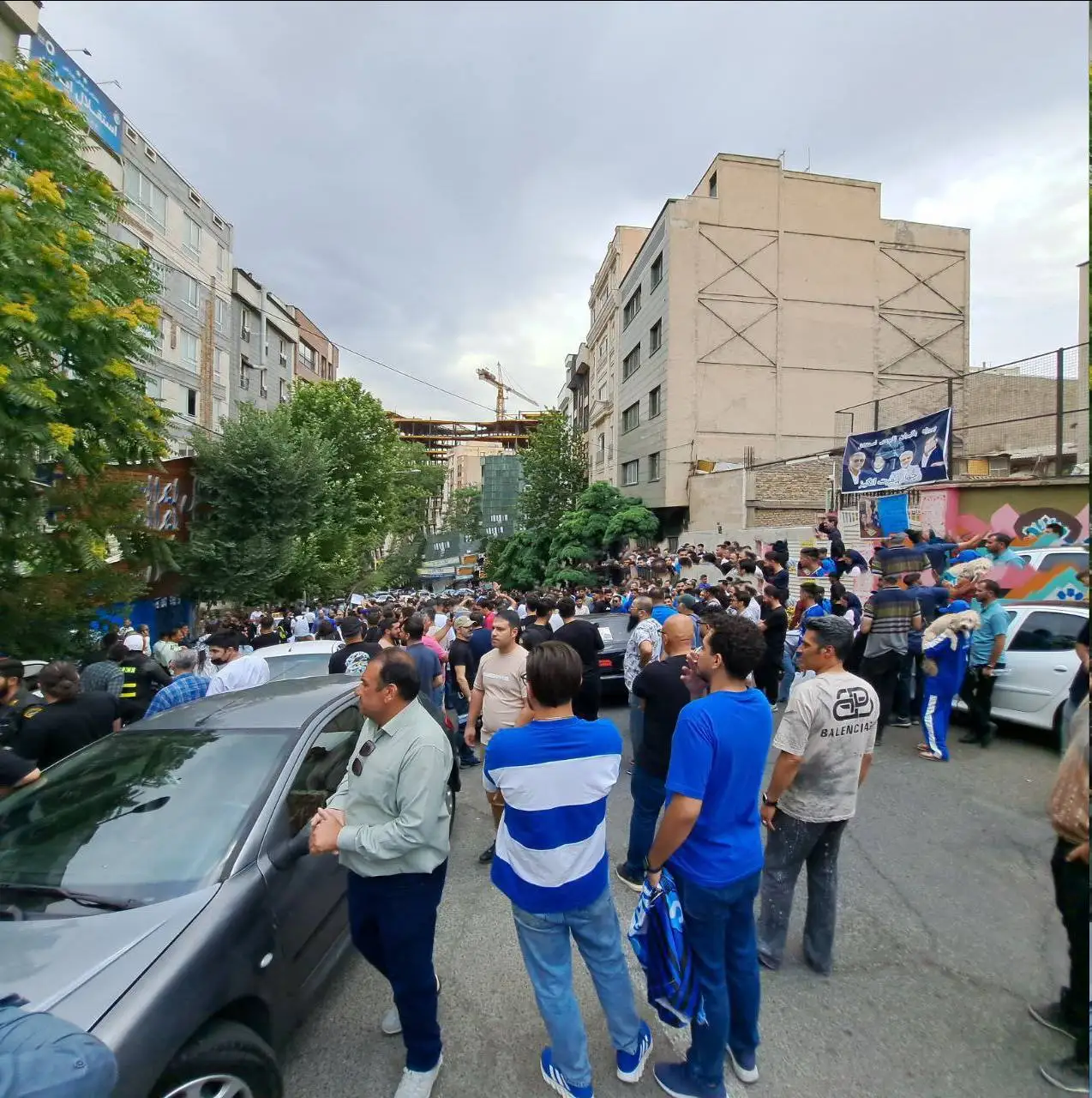 عکس - استقلالی ها بی خیال نمی شوند- تا شب اینجا می مانیم!