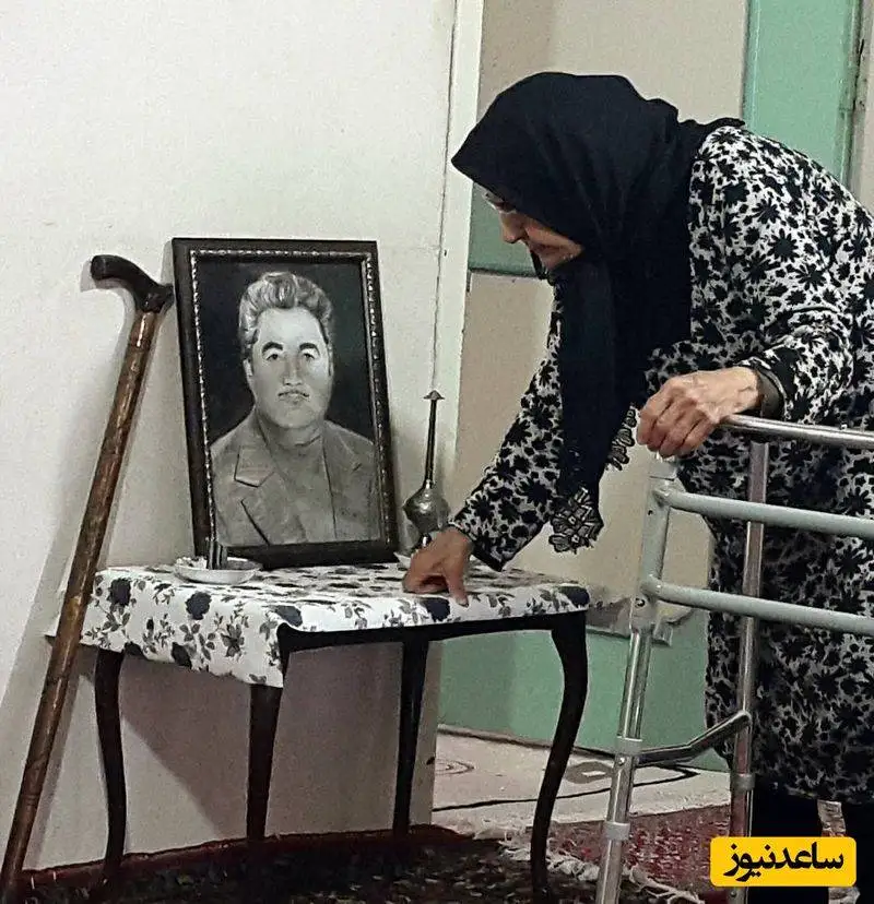 چیدمان میز عزای ساده و نوستالژی پدر فرهاد اصلانی بازیگر سریال (ازیادرفته) + کمر خم شده مادر مهربانش - روحش شاد و یادش گرامی
