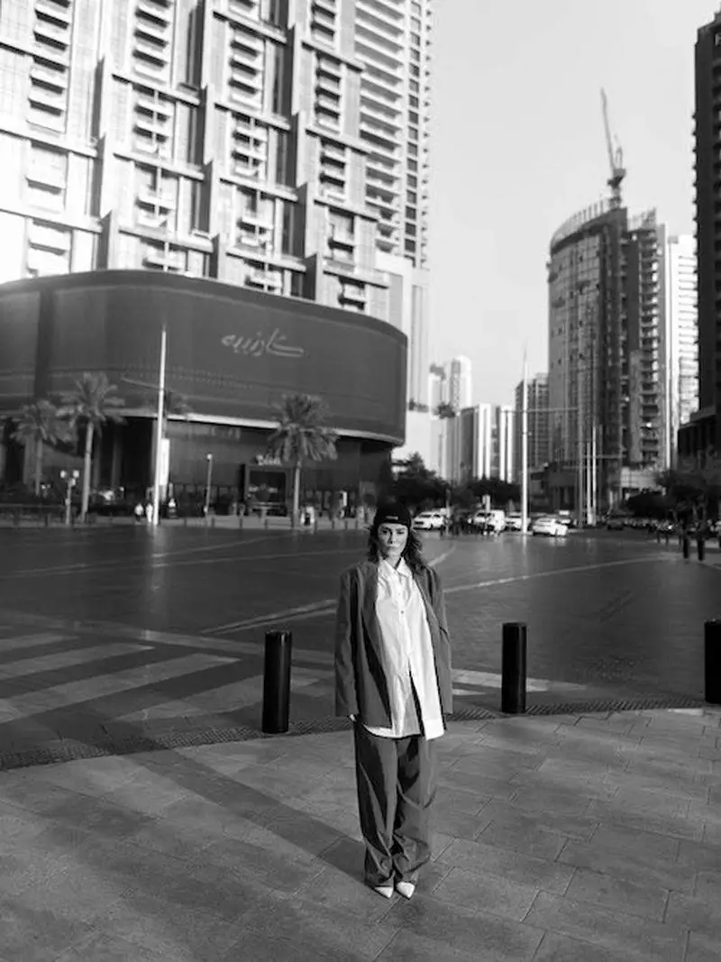 سحر قریشی با کت وشلوار اورسایز در خیابان های دبی - چهره ای جدید و بحث برانگیز خانم بازیگر