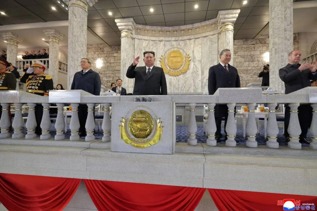 کره شمالی موشک قاره پیمای جدید خود را با حضور مدودف به نمایش گذاشت؛ کیم آمریکا را تهدید هسته ای کرد؟ - عکس