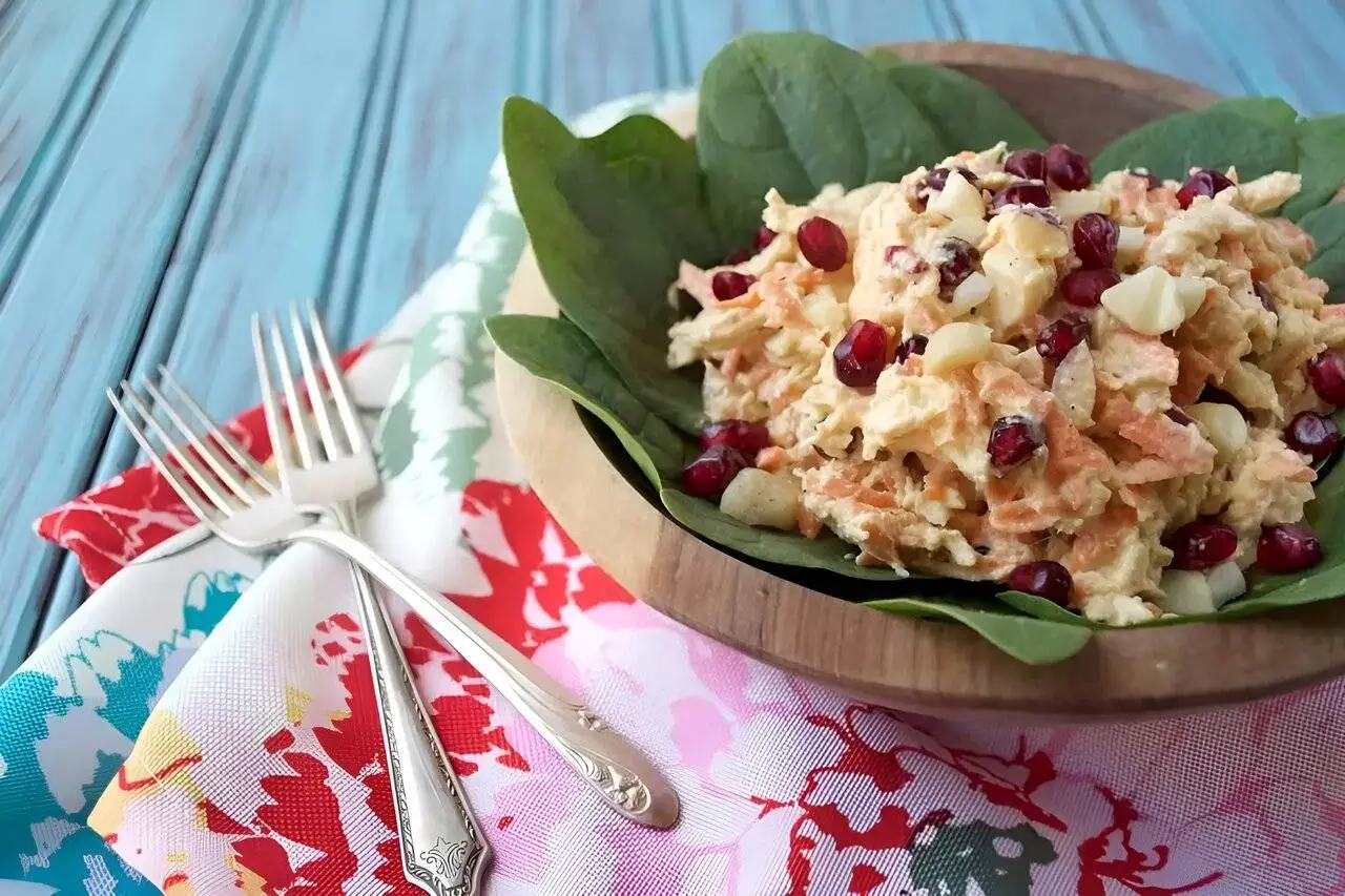 روش تهیه سالاد مرغ و انار ؛ بوی زهم مرغ را با این ادویه ها بگیرید