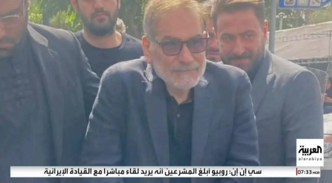 تصویر - پوشش سریع حضور دریابان شمخانی در مراسم تشییع توسط شبکه العربیه سعودی