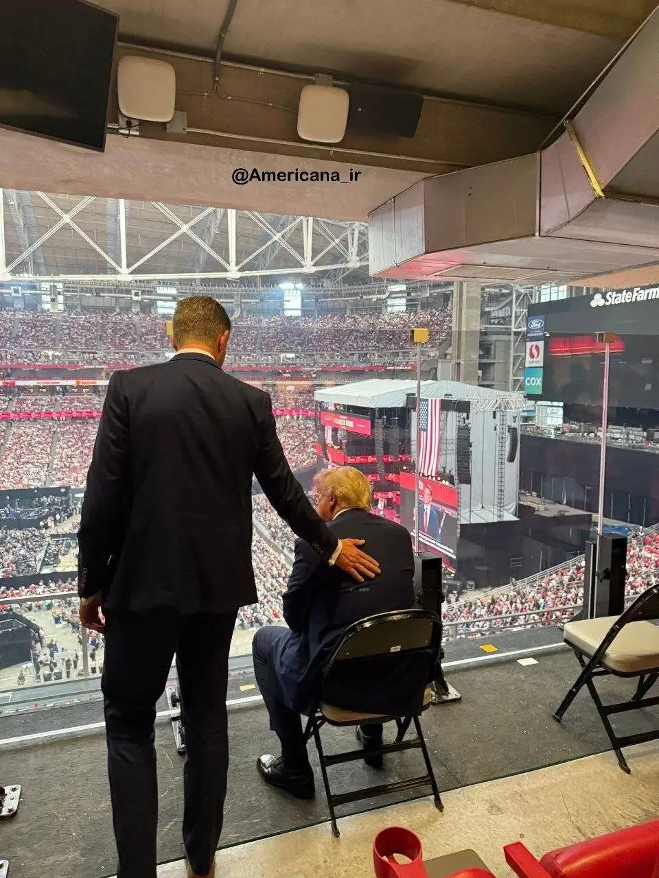 تصویر - شیشه های ضدگلوله در استادیوم؛ اقدام تیم حفاظت ترامپ در مراسم چارلی کرک