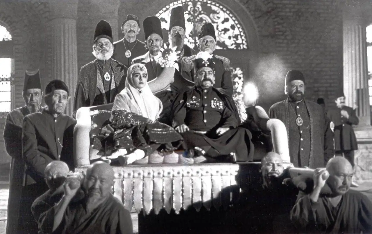 تصاویر فیلم (ناصرالدین شاه آکتور سینما) - وقتی آقای بازیگر شاه شد - گردن مهدی هاشمی زیر گیوتین