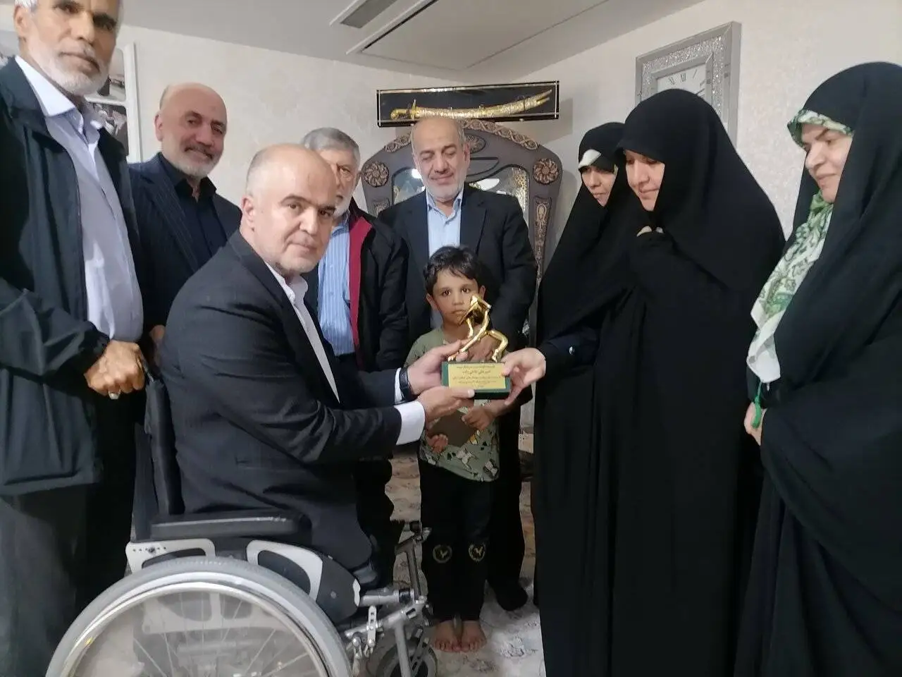 تندیس هایی مردمی در دستان قهرمانانی گمنام