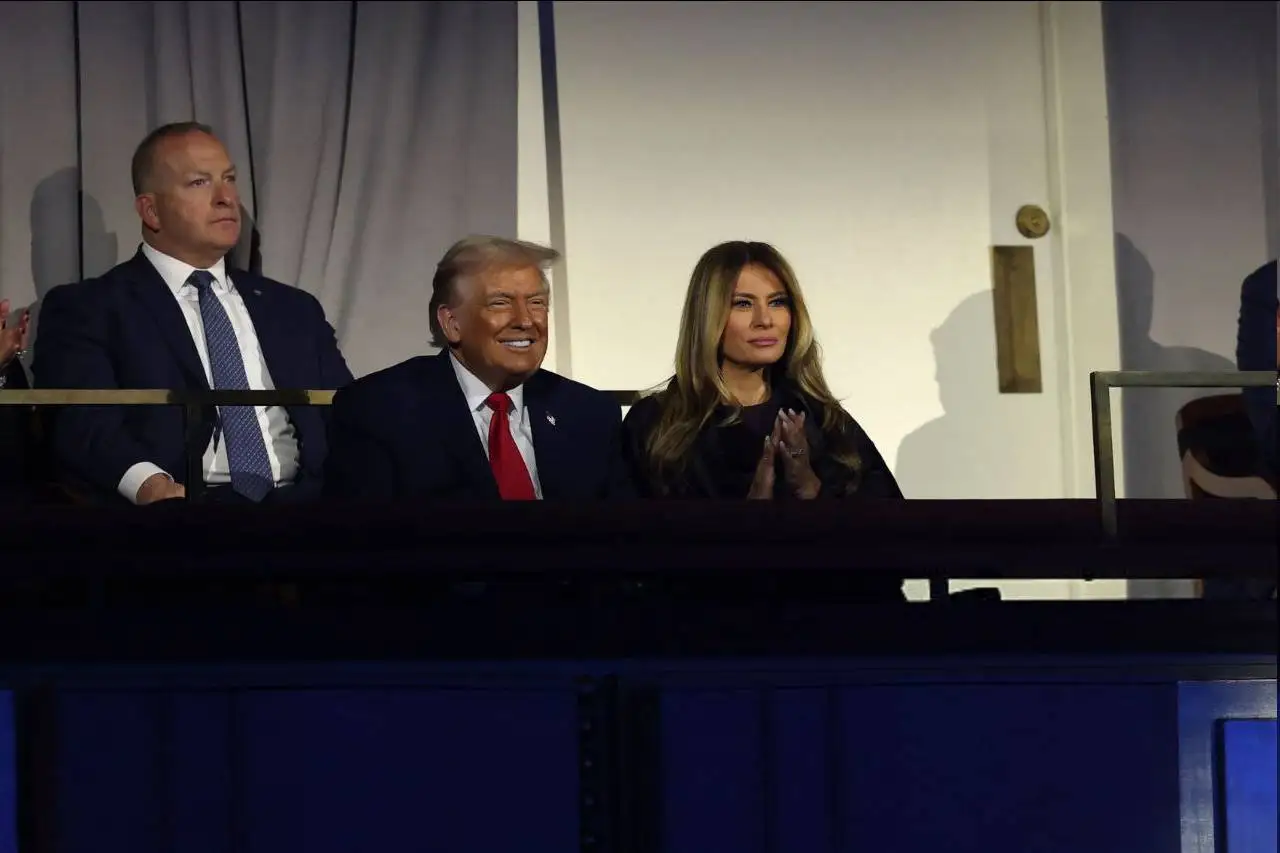 عکس - ملانیا در کنار ترامپ در مراسم قرعه کشی جام جهانی 2026
