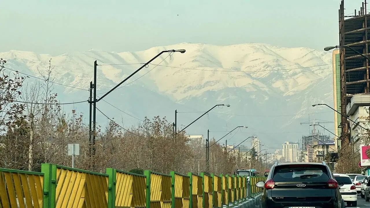تصویری از کوه های برف گرفته تهران