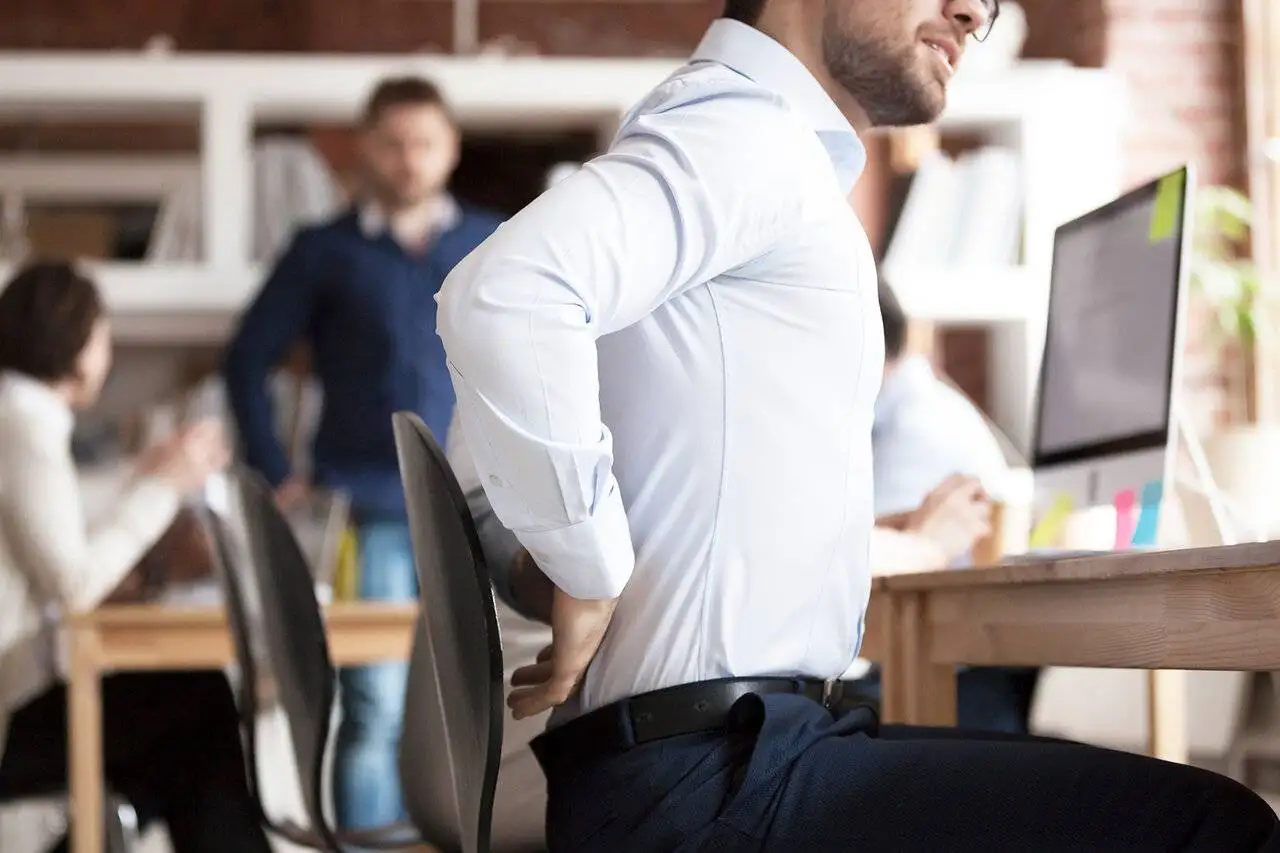 چند عادت اشتباه در محیط کار که باعث کمردرد می شود