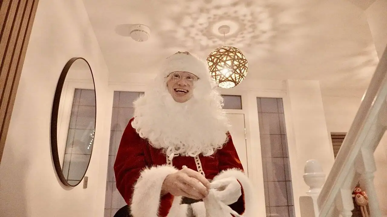 تصویر - ارلینگ هالند بابانوئل شد؛ سورپرایز بامزه بچه غول برای کودکان انگلیس