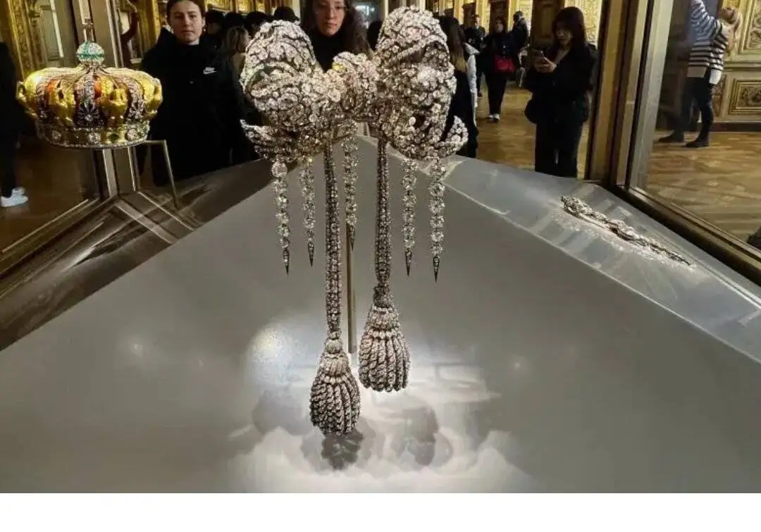 جزئیاتی از شرم آورترین سرقت تاریخی فرانسه - چگونه جواهرات دوران امپراتوری تنها در عرض 4 دقیقه سرقت شدند؟