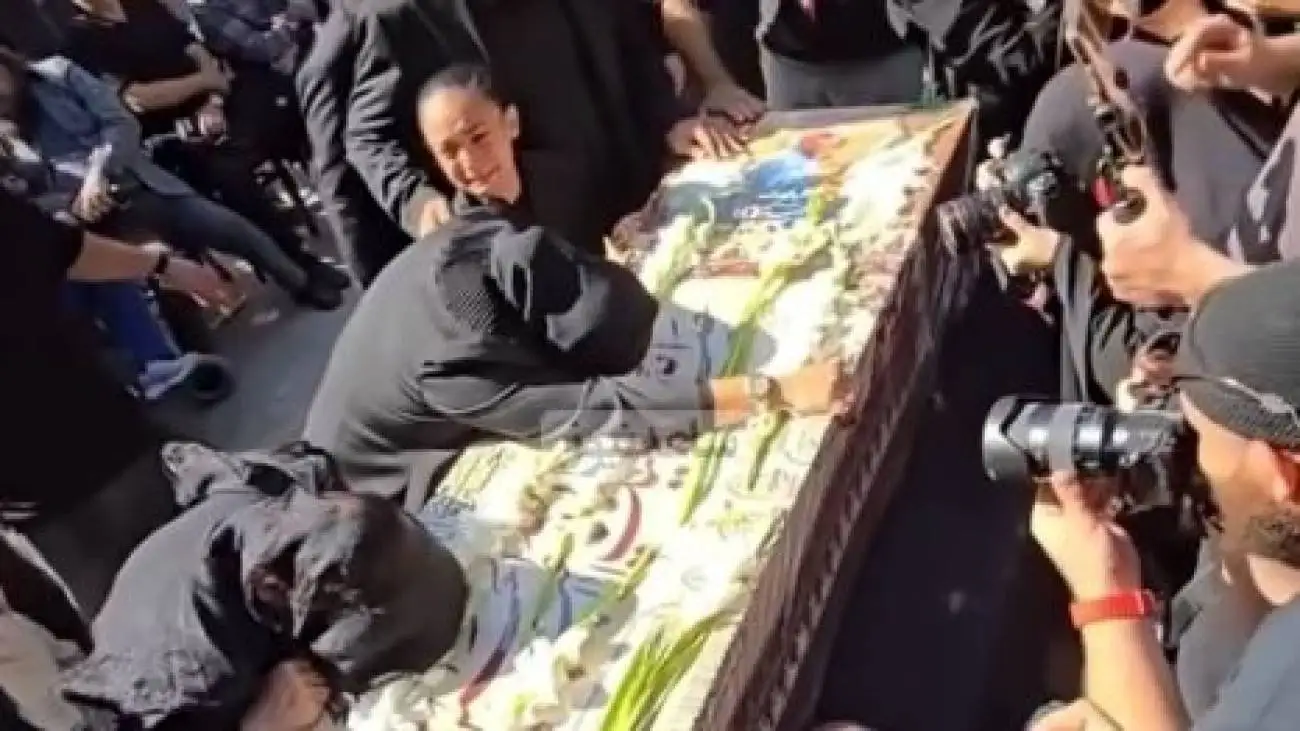 فیلم ضجه های جانسوز خانواده محمد کاسبی بر روی پیکر بی جان او +مرثیه خوانی تلخ تک دخترش، یلدا در فراق پدر در مراسم تشییع جنازه