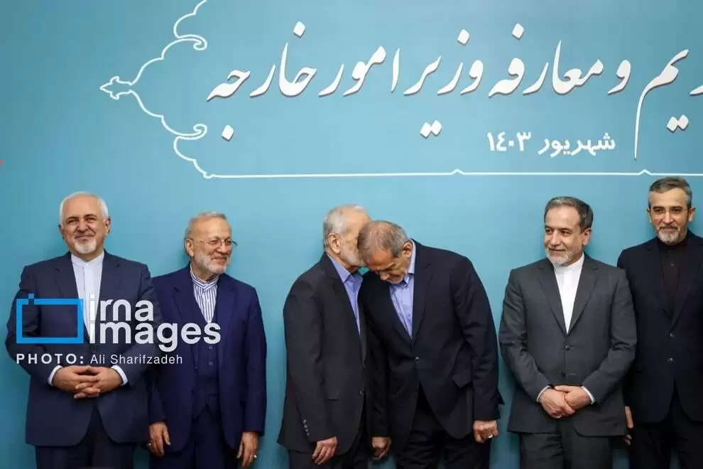 تصاویر - حرف های در گوشی کمال خرازی با پزشکیان در یک جلسه رسمی