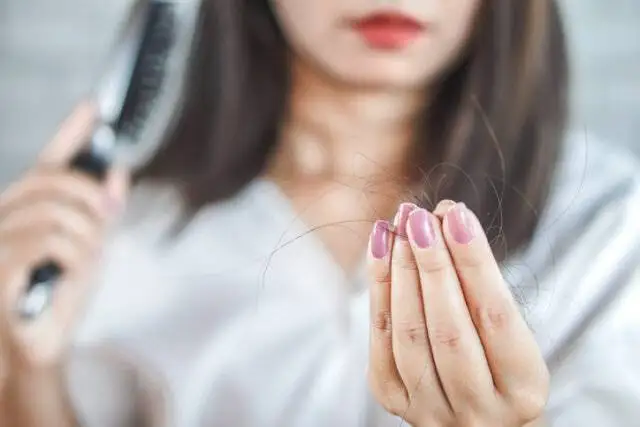 دلیل ریزش و خالی شدن موی جلوی سر در زنان چیست؟