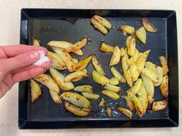 خروس سرخ شده با مرینیت ویژه در کنار سیب زمینی برشته - مراحل کامل روش تهیه + تصاویر