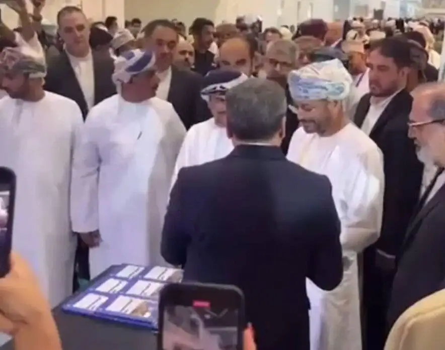 عراقچی نسخه عربی قدرت مذاکره را به بدر البوسعیدی اهدا کرد - عکس