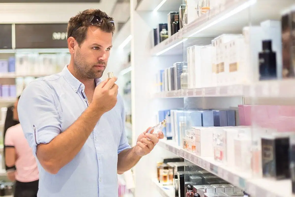 بهترین نقاط بدن برای عطر زدن - چطور عطر بزنیم که ماندگاری اش بیشتر شود؟