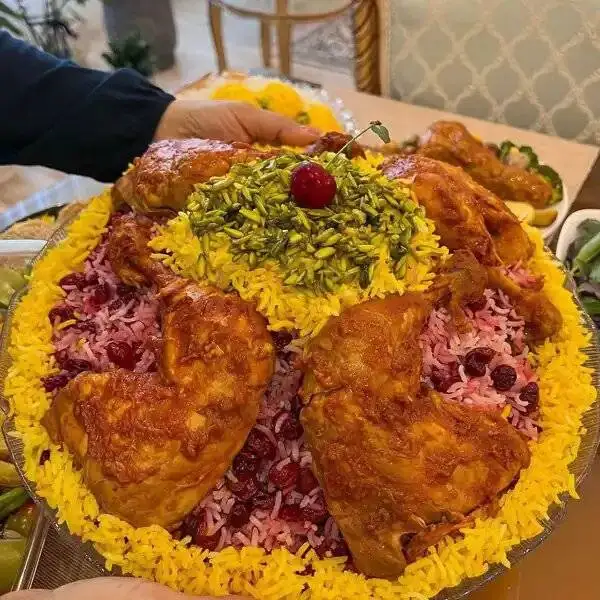 درست کردن آلبالو پلوی مجلسی با مرغ؛ یک غذای خوشمزه و خوش عطر تابستانی