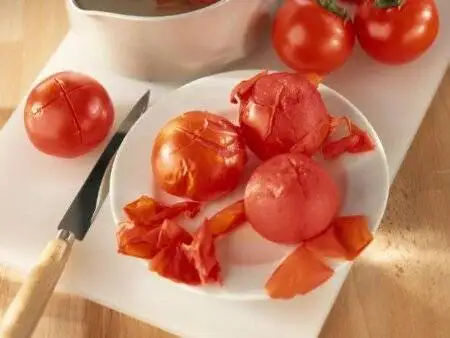 پوست گوجه فرنگی را چطور بکنیم؟ ؛ خواص بی نظیر گوجه فرنگی برای بدن