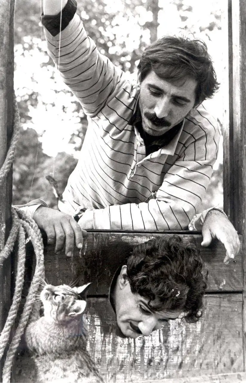 تصاویر فیلم (ناصرالدین شاه آکتور سینما) - وقتی آقای بازیگر شاه شد - گردن مهدی هاشمی زیر گیوتین