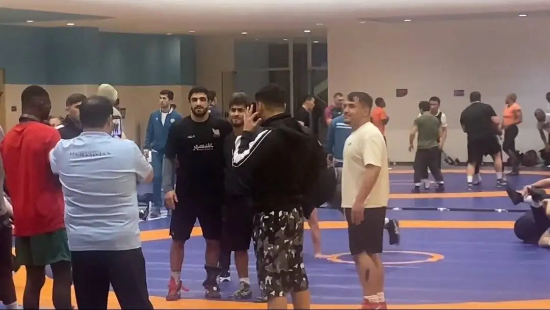 عکس - صف انتظار برای عکس با دو ستاره کشتی ایران در ریاض!