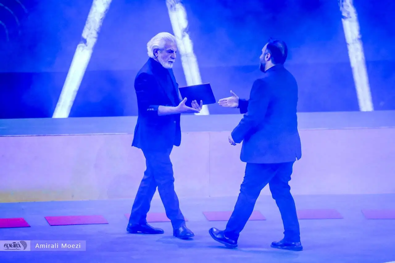 تصاویر - قاب هایی ماندگار اهدای جوایز برندگان جشنواره فجر توسط پزشکیان