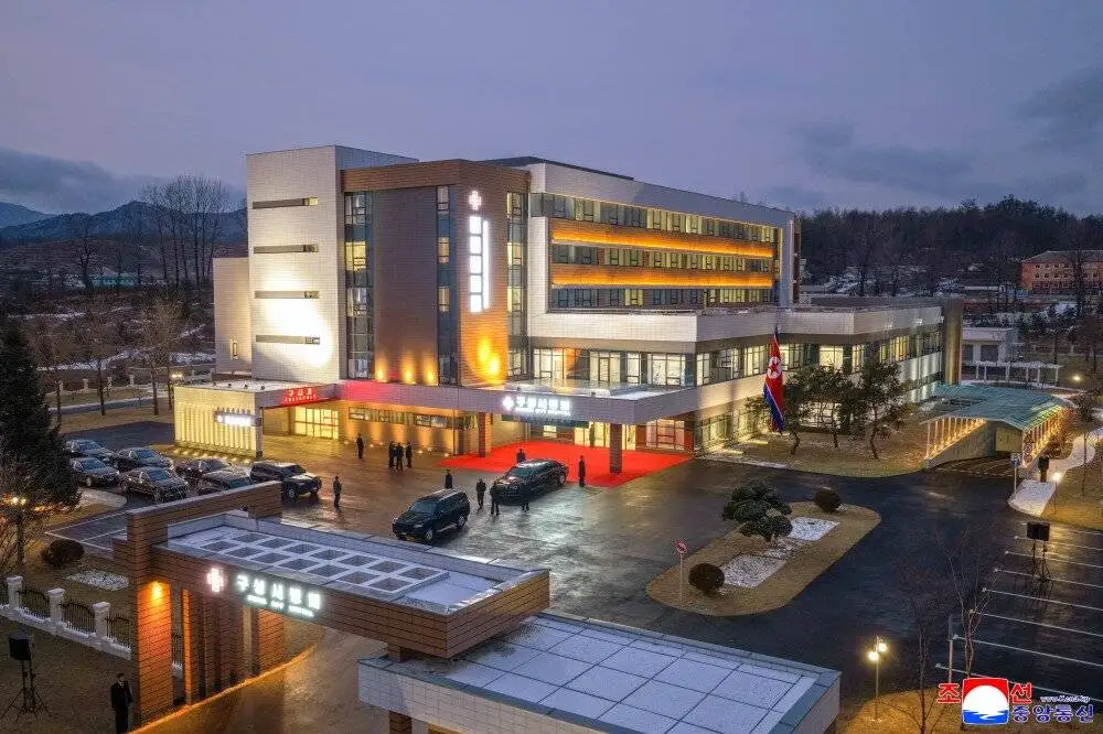 تلفن هوشمند 1300 دلاری در سرزمین حقوق های 3 دلاری؛ خواهر رهبر کره شمالی با گوشی تاشوی خارجی دیده شد+تصاویر