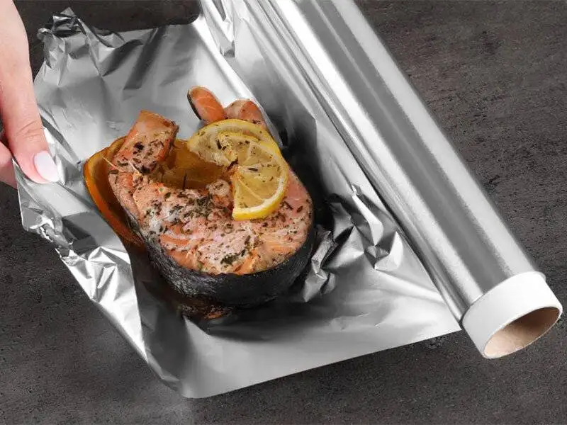 خطر استفاده از فویل های آلومینیومی در آشپزی - چه غذاهایی نباید در ارتباط مستقیم با فویل ها باشند؟