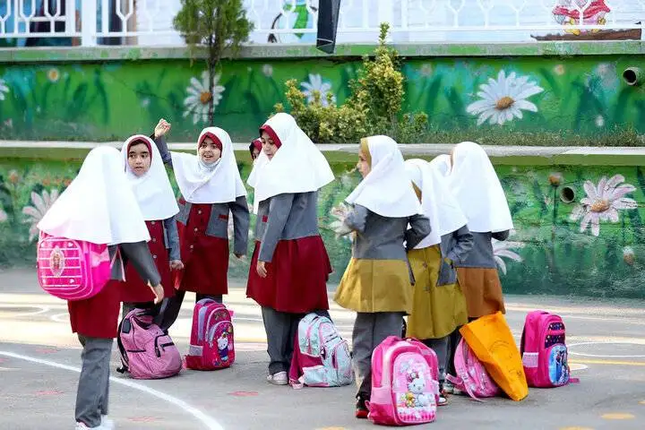 چه کیفی برای دانش آموزان مناسب است؟؛ عوارض جبران ناپذیر کوله و کفش های غیراستاندارد