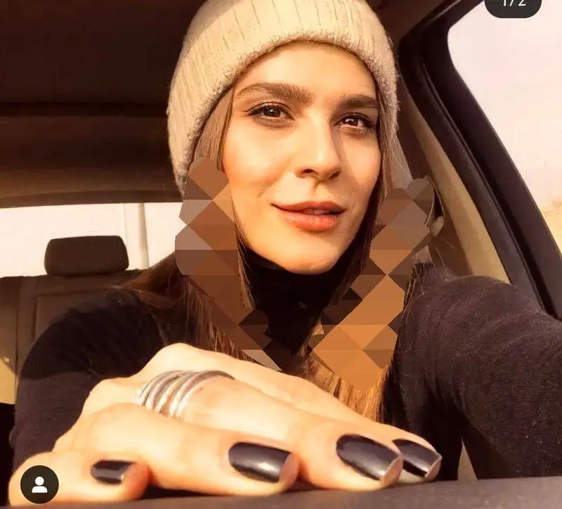 عکس - سلفی سحر دولتشاهی در خودرواش با یک روحیه خوب