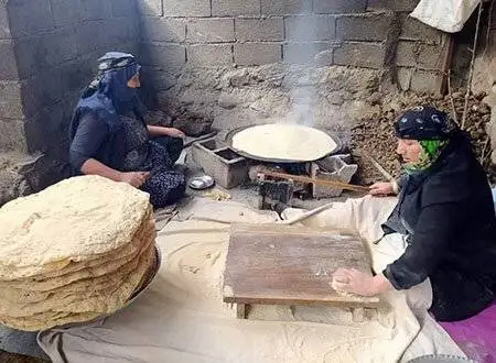 درست کردن نان یوخا؛ نان نازک و خوشمزه ثبت شده در لیست آثار ملی