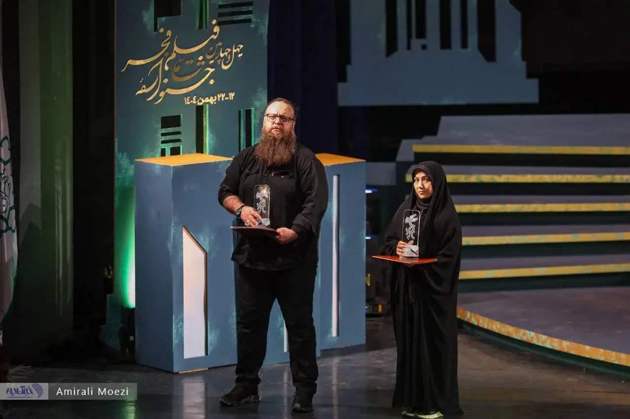 تصاویر - قاب هایی ماندگار اهدای جوایز برندگان جشنواره فجر توسط پزشکیان