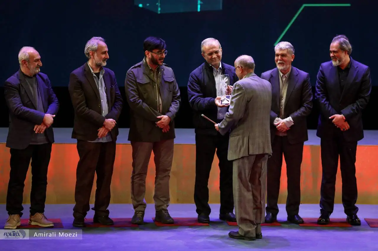 تصاویر - قاب هایی ماندگار اهدای جوایز برندگان جشنواره فجر توسط پزشکیان