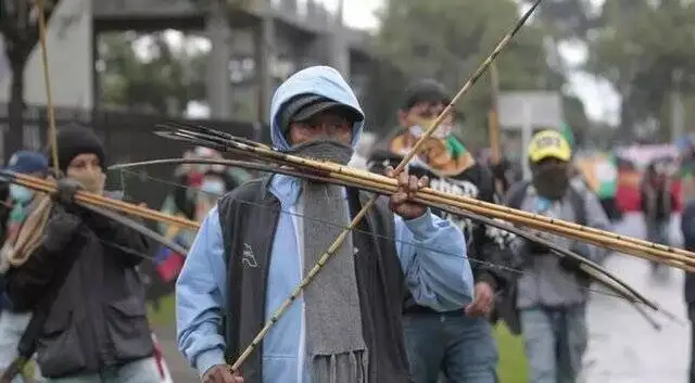 حمله با سلاح جالب به سفارت آمریکا + تصاویر