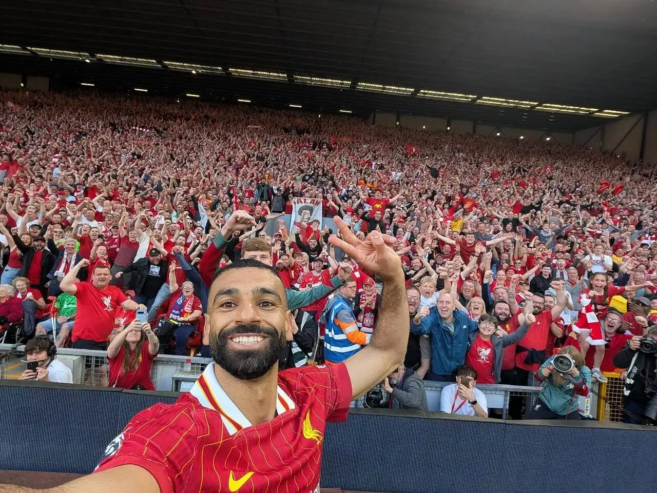 تصویر - محمد صلاح و جذاب ترین سلفی سال در آنفیلد