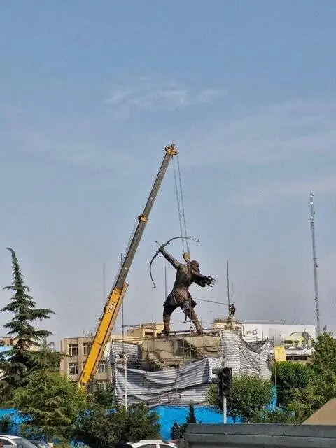 رونمایی از یک مجسمه جدید در میدان ونک