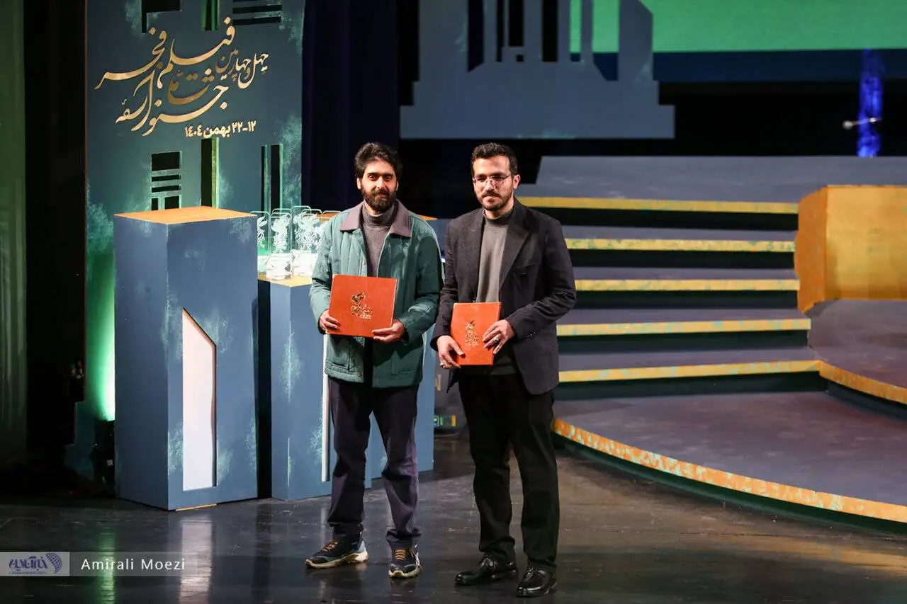 تصاویر - قاب هایی ماندگار اهدای جوایز برندگان جشنواره فجر توسط پزشکیان