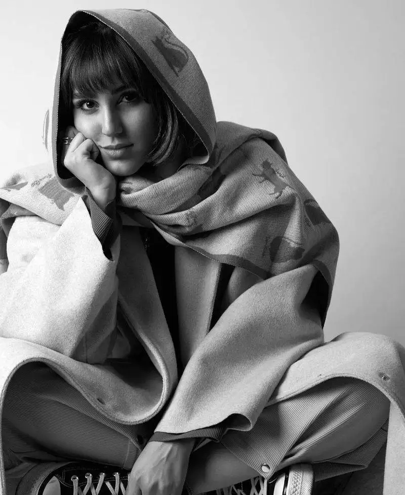 تصویری از فاز هنری نگار نیکدل با ژست نوبرانه - عکس سیاه و سفید با چتری های جذاب