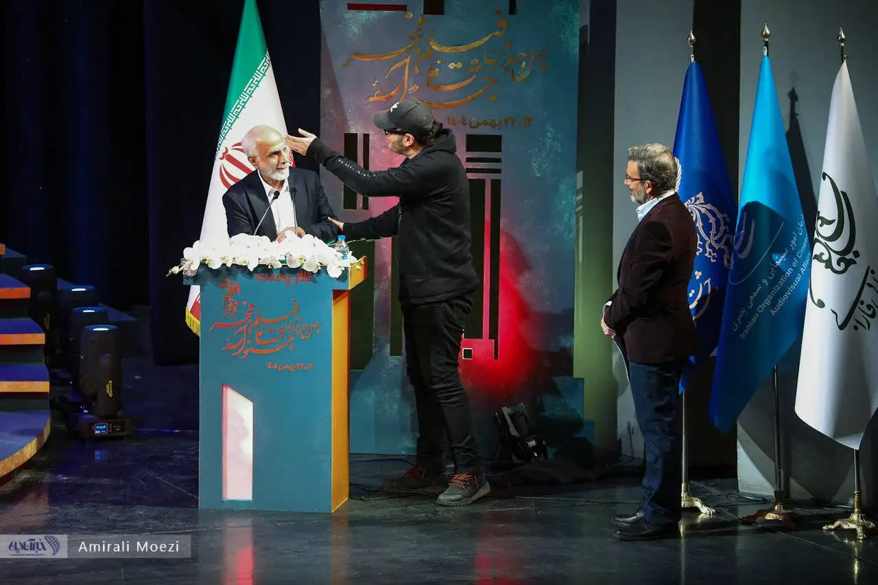 تصاویر - قاب هایی ماندگار اهدای جوایز برندگان جشنواره فجر توسط پزشکیان