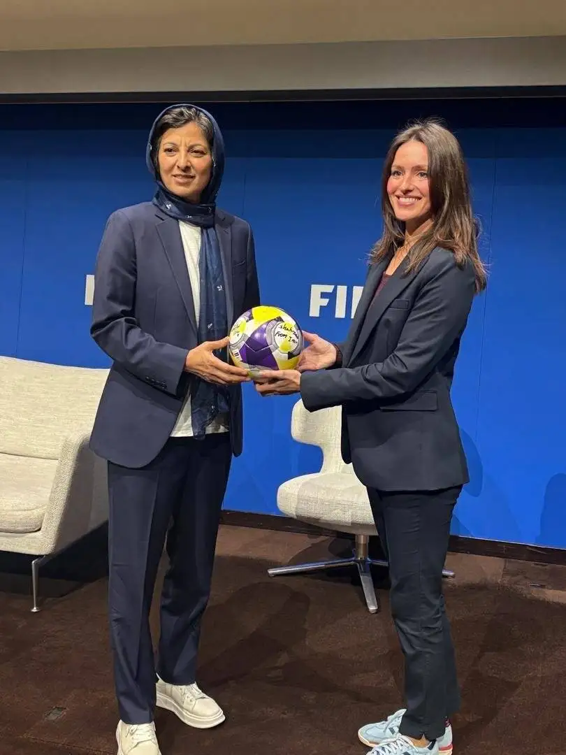 عکس - هدیه جالب مربی زن فوتبال ایران به فیفا