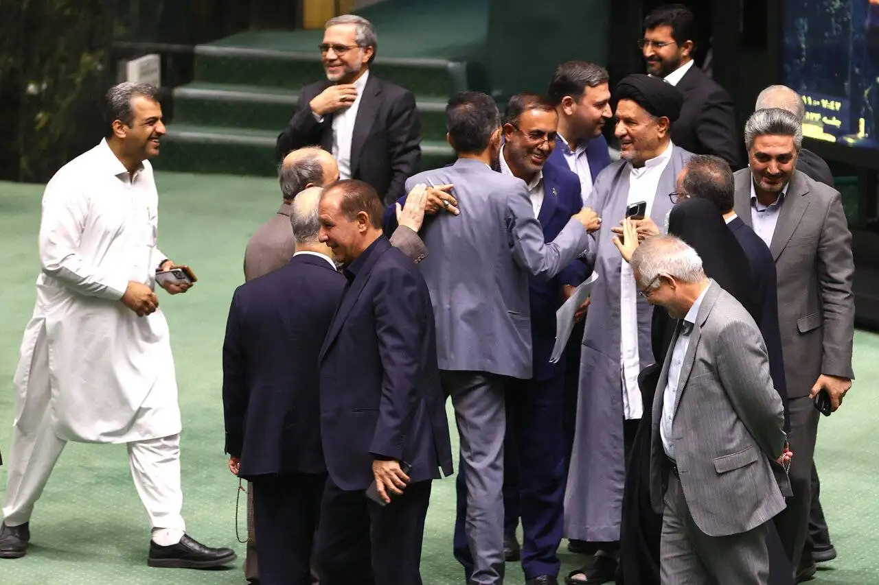 تصویر - نخستین تصاویر از نماینده زن بعد از ازدواج در مجلس