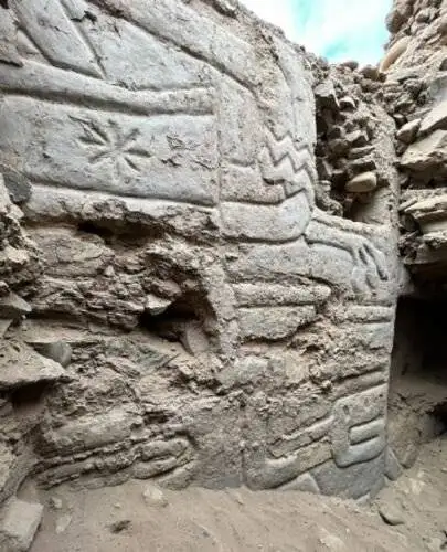 بیرون آمدن حکاکی استثنایی 3 هزار ساله از زیر یک تپه - عکس