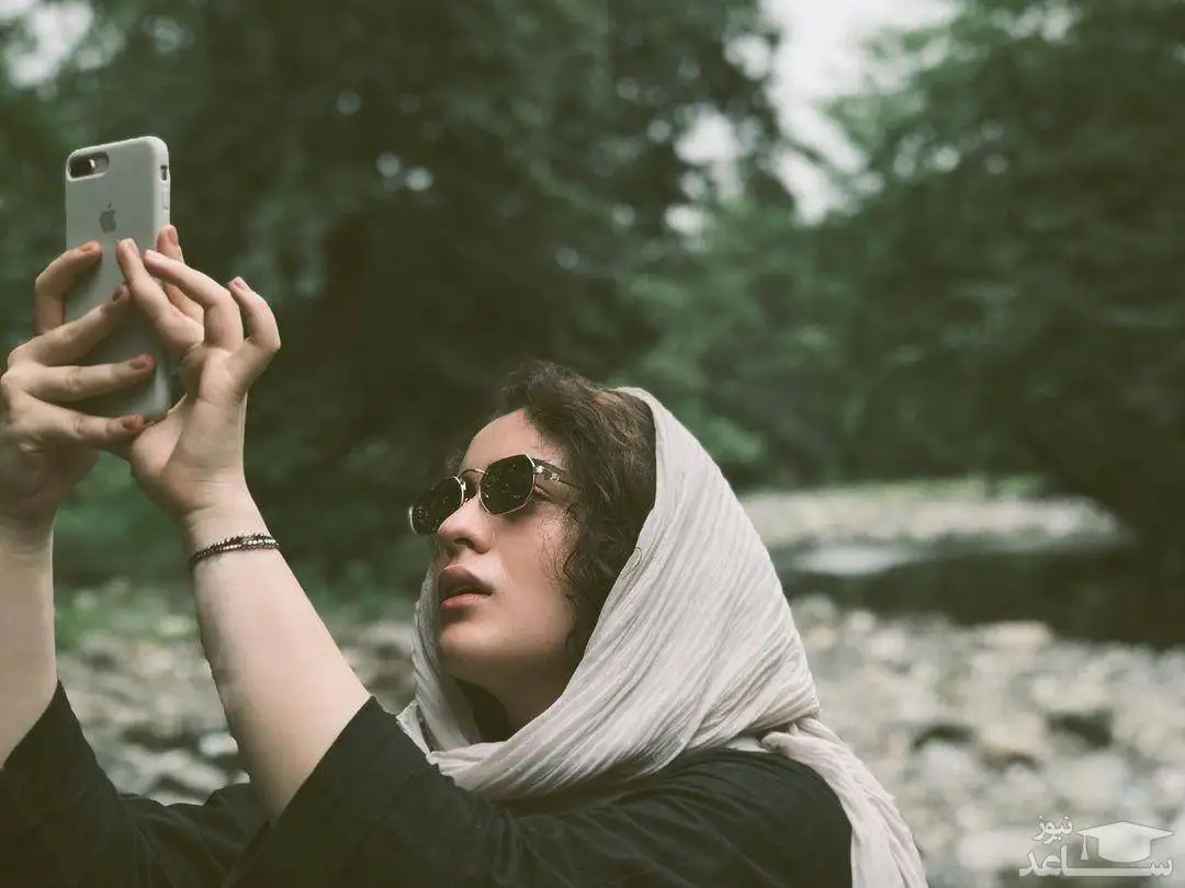 استایل منحصربفرد فاطیما بهارمست در حال عکاسی از طبیعت زیبای بهاری با عینک خاص و کلاسیک